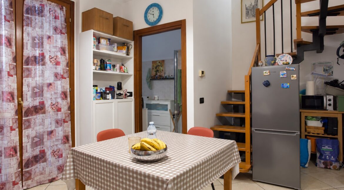 Angolo cucina accogliente con tavolo a quadretti