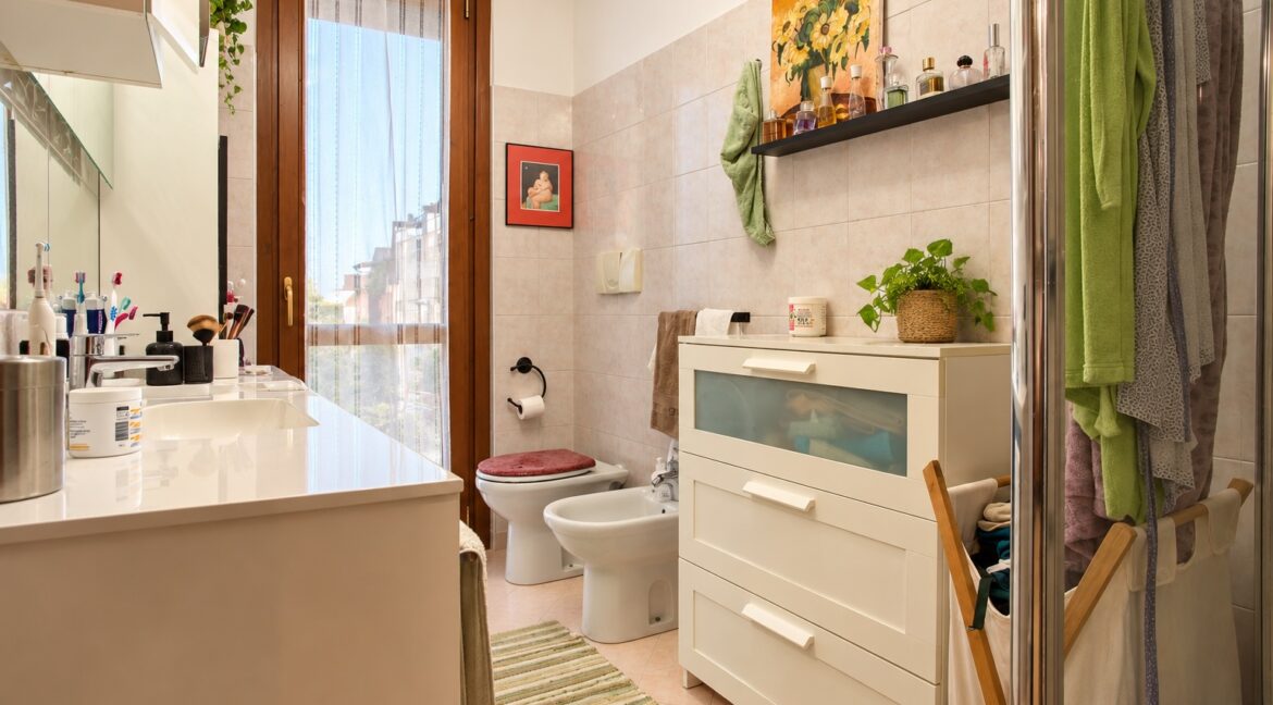 Bagno moderno caldo e luminoso