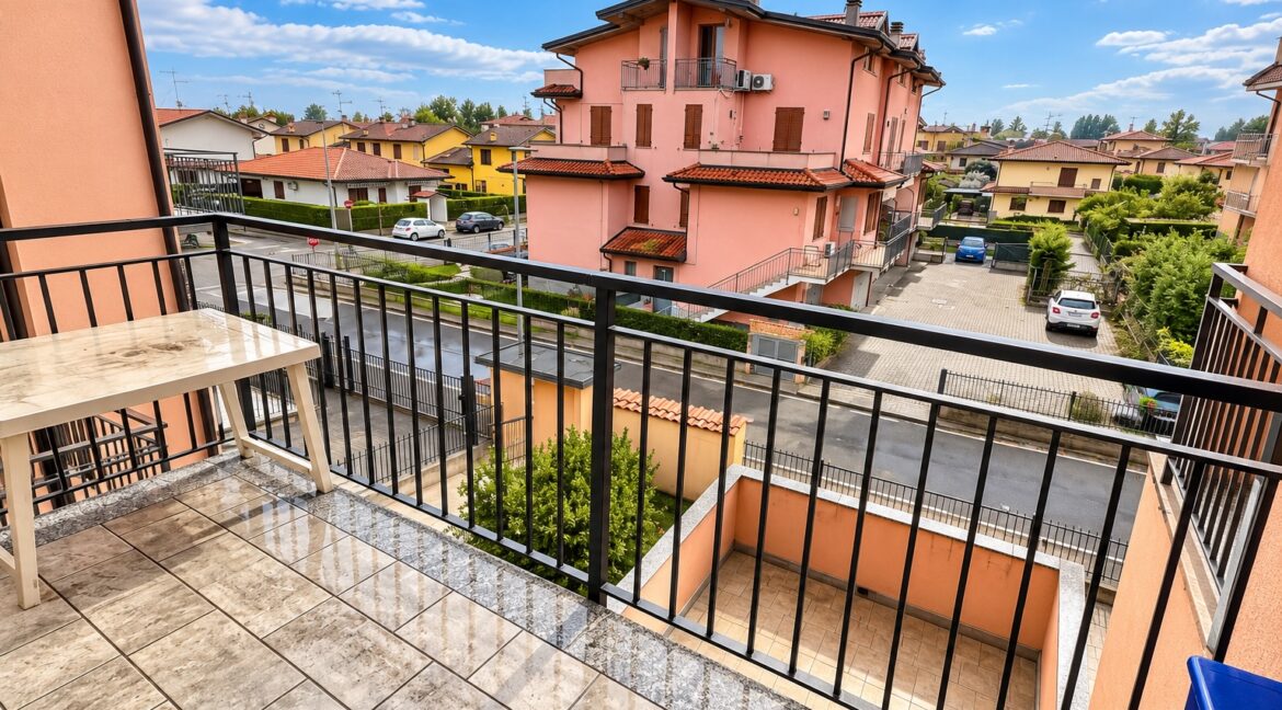 Balcone soleggiato sul quartiere residenziale