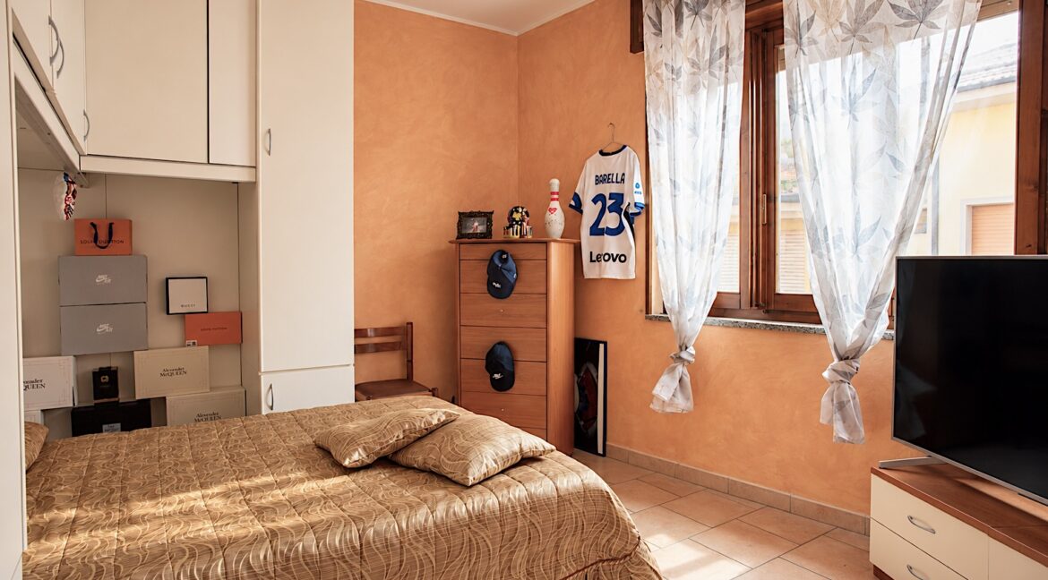 Camera da letto calda e luminosa con dettagli di lusso