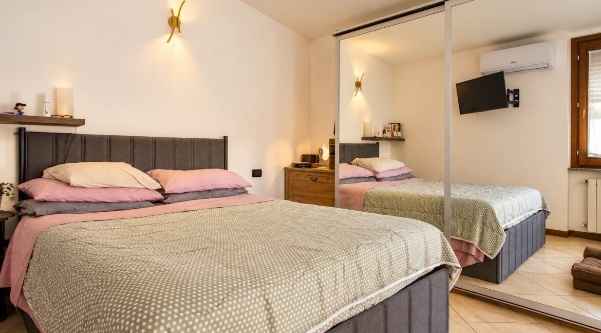Camera da letto moderna con armadio a specchio