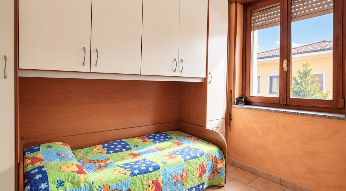 Cameretta accogliente con letto colorato