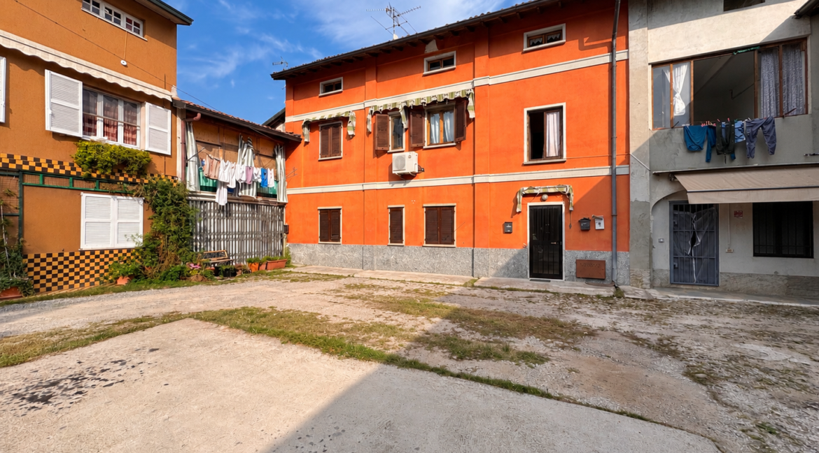 Cortile italiano tra case colorate