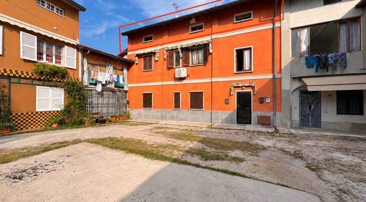 Cortile italiano tra case colorate copia