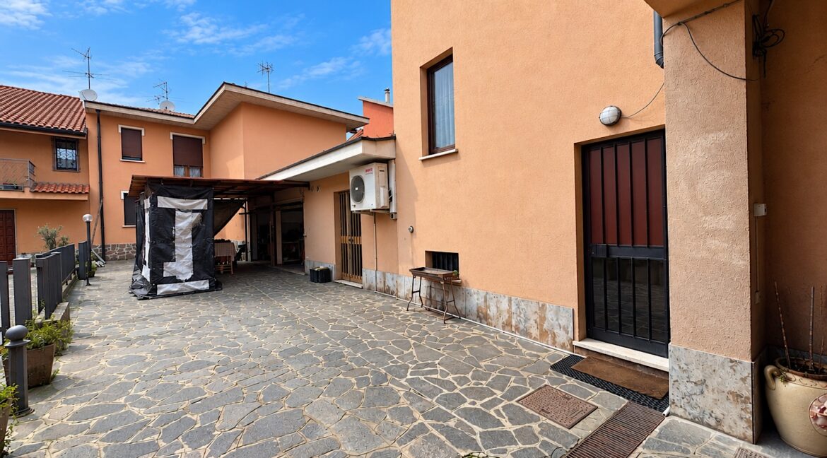 Cortile residenziale sotto cielo azzurro