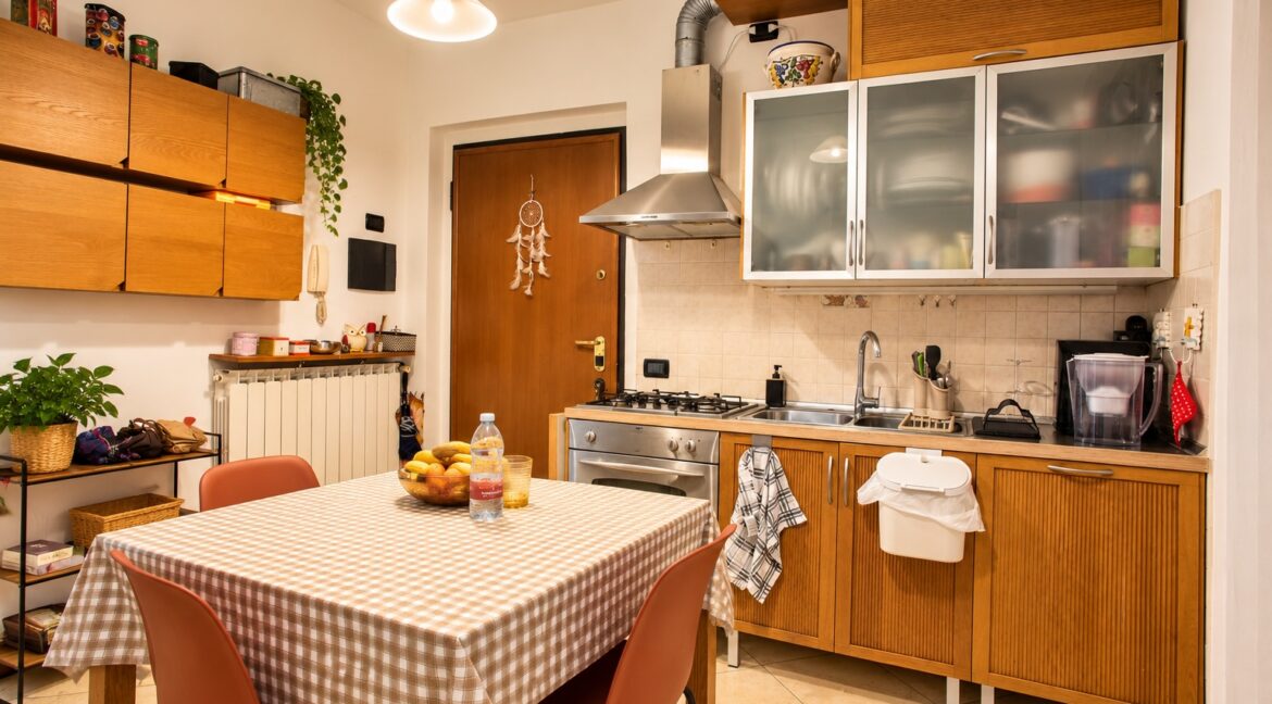 Cucina accogliente con tavolo apparecchiato