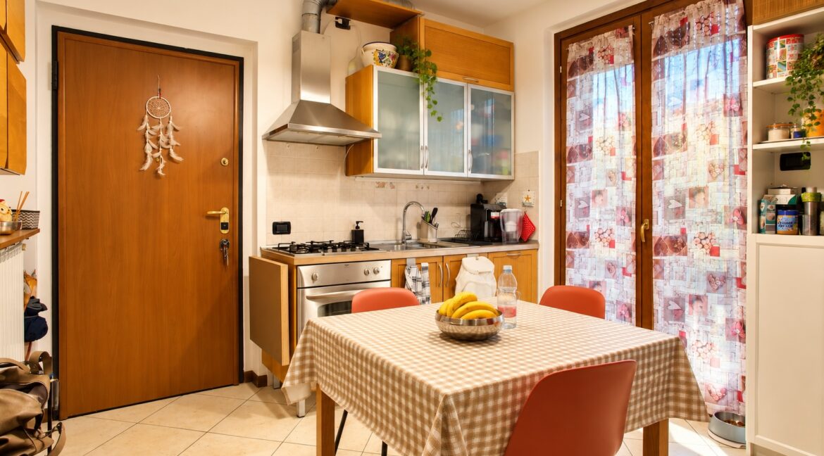 Cucina accogliente con tavolo e frutta