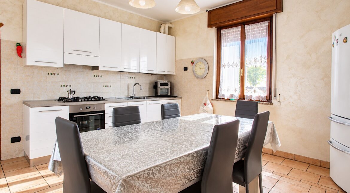 Cucina luminosa con tavolo damascato