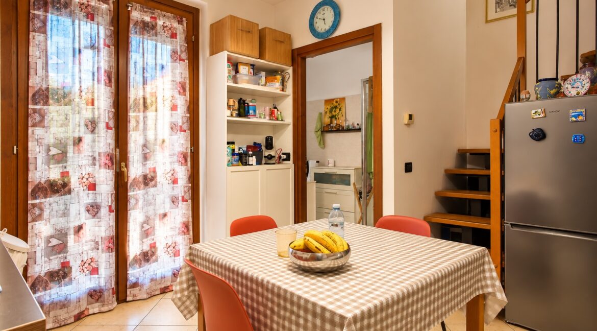 Cucina rustica con tavolo apparecchiato