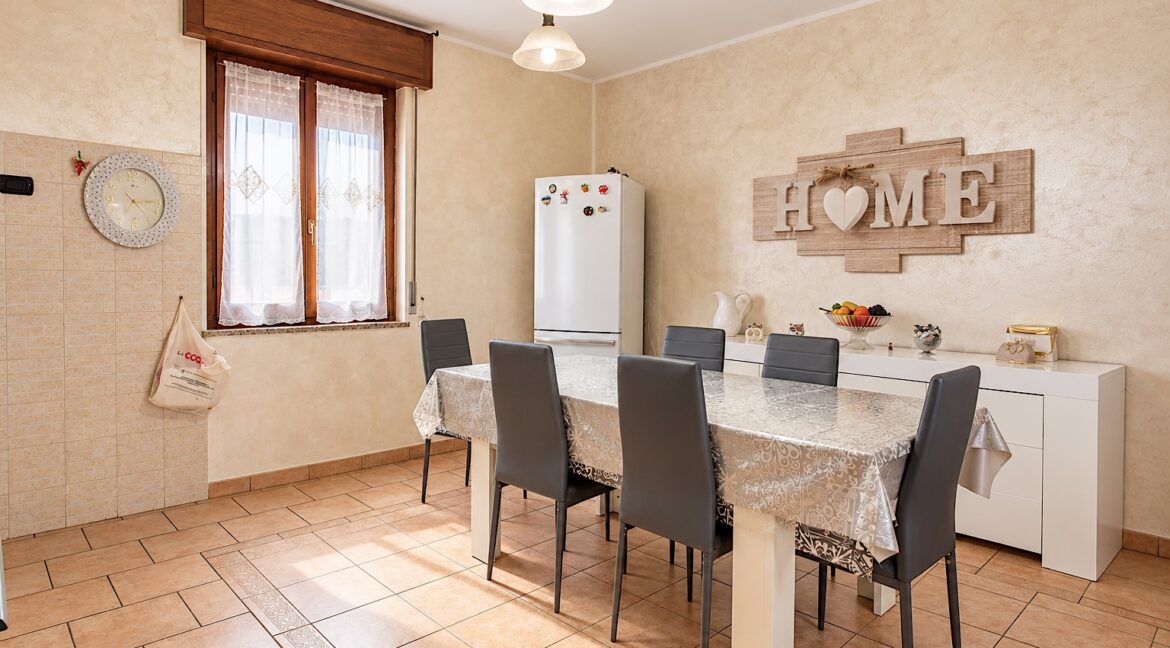 Sala da pranzo luminosa con insegna HOME