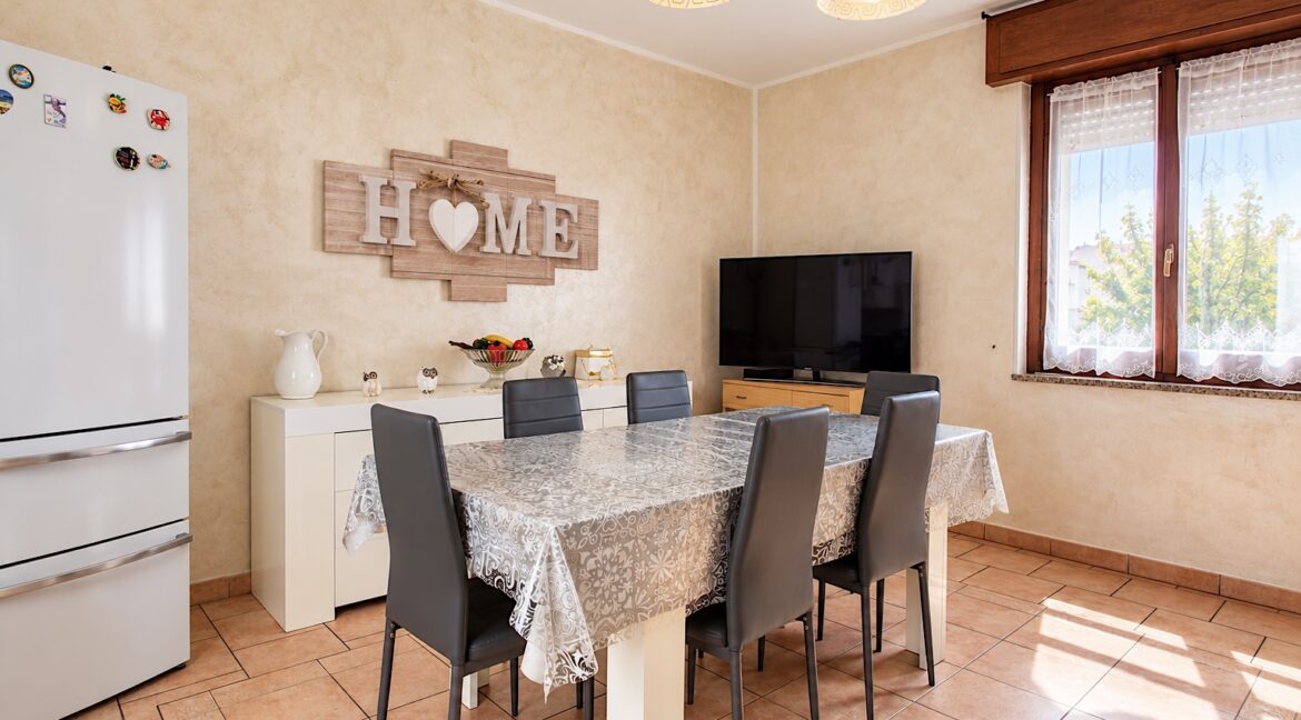 Sala da pranzo luminosa e accogliente