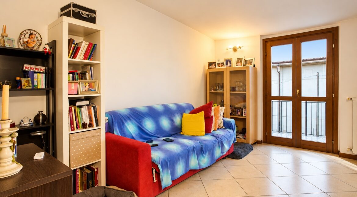 Soggiorno caldo con divano blu e libri