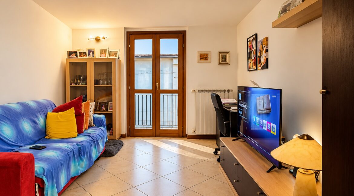 Soggiorno moderno con porte-finestra luminose