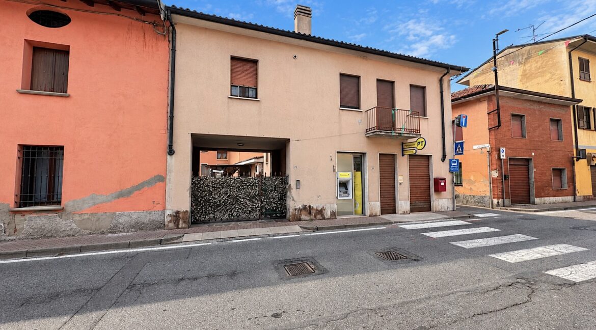 Strada italiana con ufficio postale